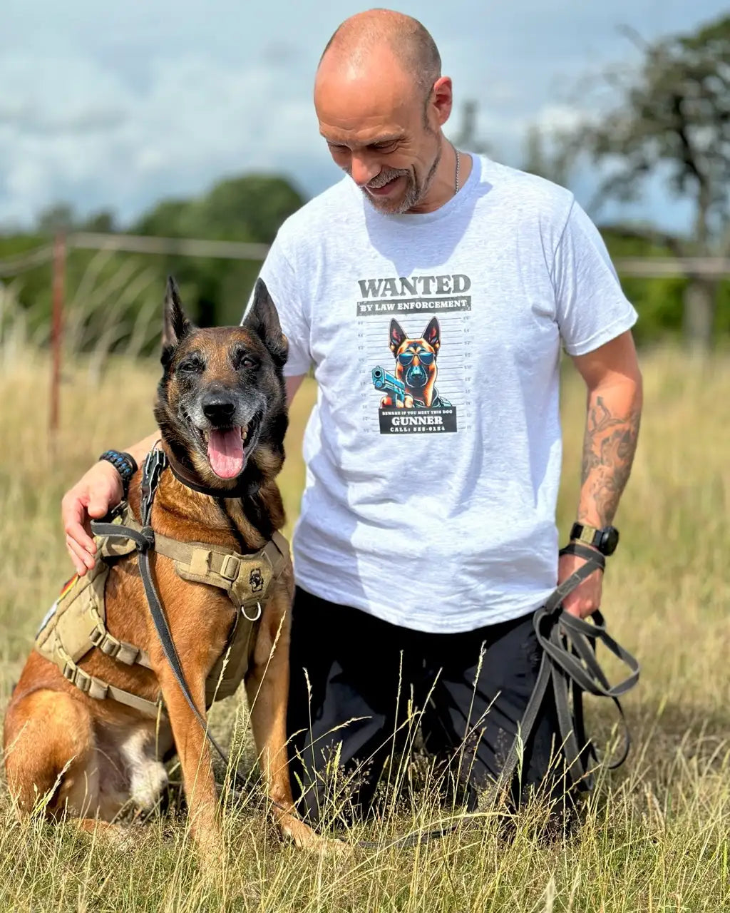 Hundehalter mit seinem Malinois trägt ein Malinois T-Shirt